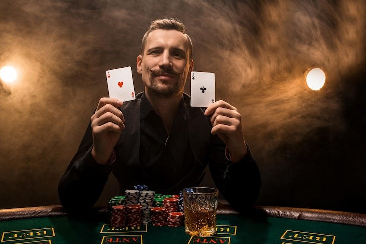 Meja baccarat Pretty Gaming di platform adaro4d dengan dealer menunjukkan kartu
